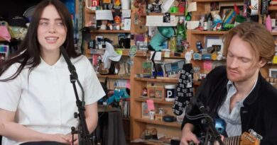 Billie Eilish e Finneas no Tiny Desk