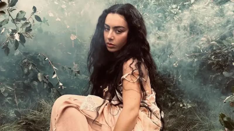 Charli XCX em O Morro dos Ventos Uivantes