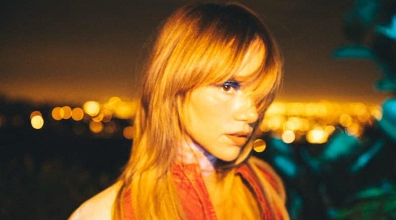Suki Waterhouse