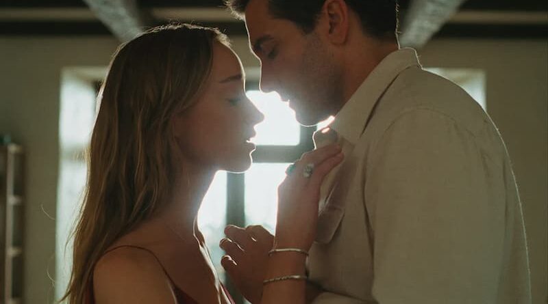 Remain: Jake Gyllenhaal e Phoebe Dynevor